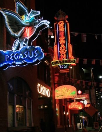 Detroit nightlife, bars, live music, and rooftop lounges.